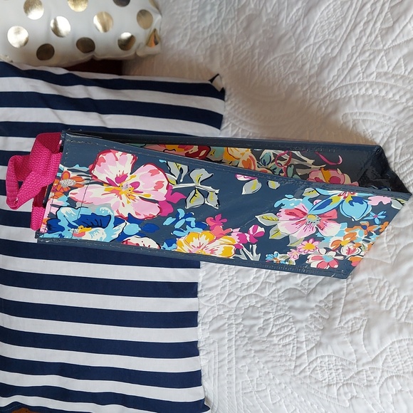 โข ๐ Vera Bradley Colorful Floral, 5 Pc Heavy Gift Bag Set - Picture 5 of 8